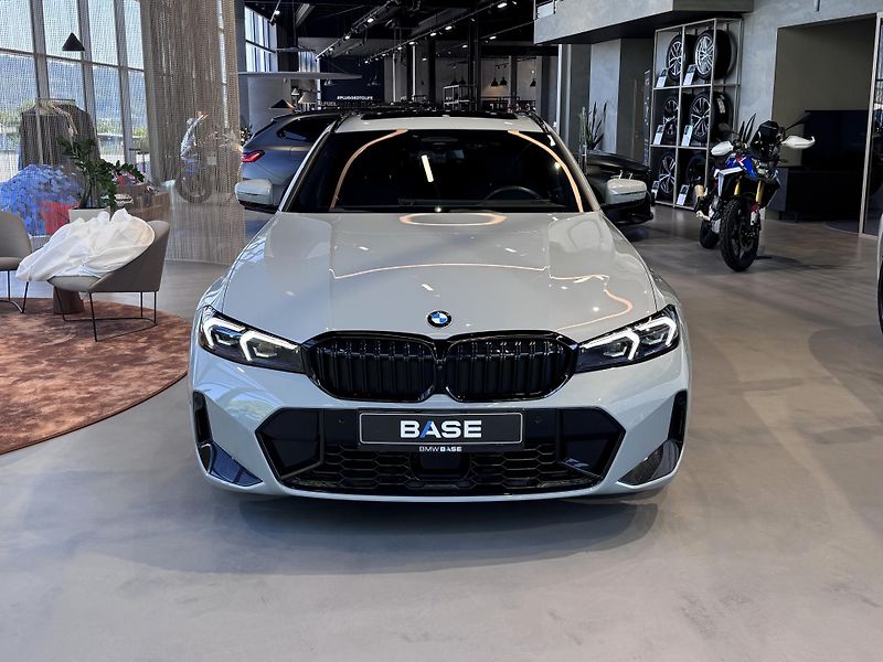 BMW Řada 3 320d xDrive Touring M-Sport - fotka 2 z 22