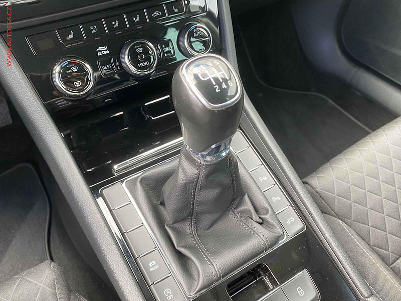Škoda Superb (2019) 2.0 TDi, Style, bixen, navi - fotka 16 z 19