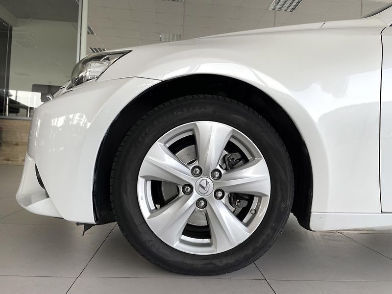 Lexus IS 300h IS 300h*AUT*Hybrid*Kamera* - fotka 30 z 31