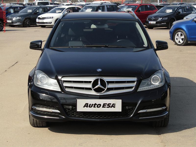 Mercedes-Benz Třídy C (2011) 1.8K C180, AT, bixen, autoAC - fotka 2 z 18