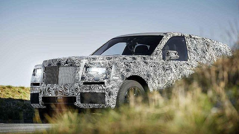 Maskovaný prototyp SUV Rolls-Royce Cullinan.