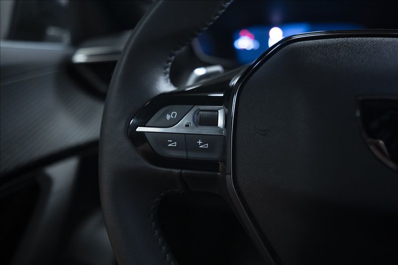 Peugeot 2008 1,2 HYBRID AT KAMERA 360° ČR - fotka 18 z 43