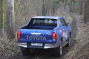Například tento Hilux má pod kapotou benzinový šestiválec