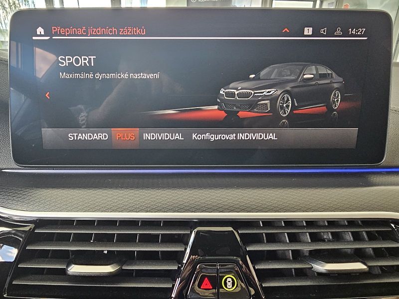 BMW Řada 5 M550i xDrive - fotka 30 z 32