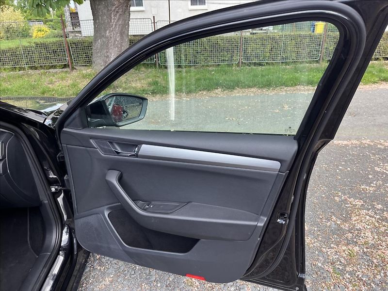 Škoda Superb 2,0 TDi DSG  NAVI BIXEN ACC AL - fotka 28 z 50