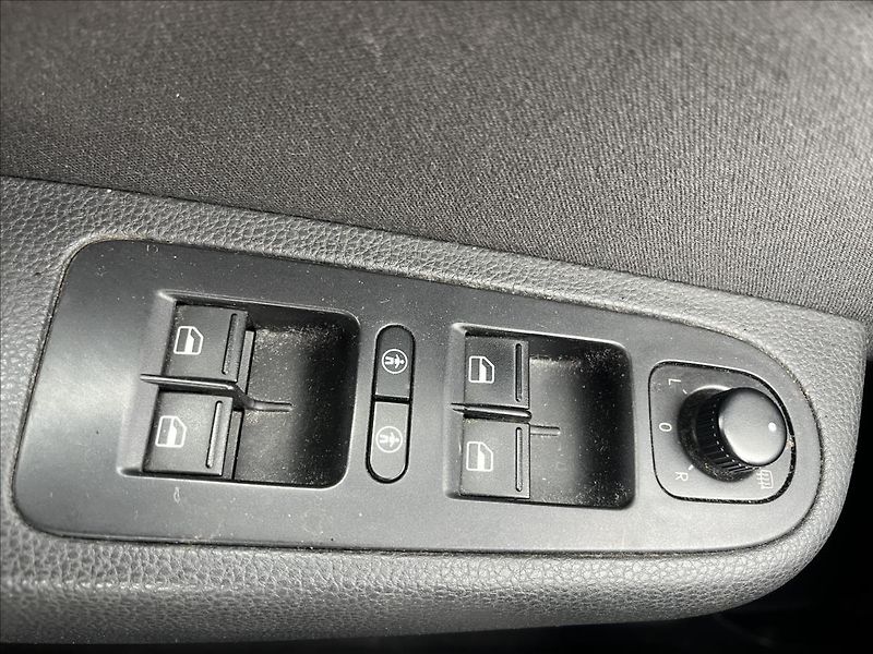 Volkswagen Sharan 2,0 TDi DSG 130KW KLIMA SERVIS - fotka 26 z 38