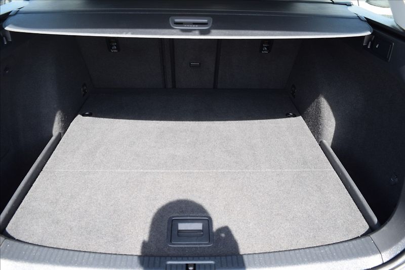 Volkswagen Golf 2,0 TDI 110KW KAMERA XENONY - fotka 24 z 48