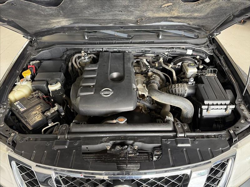 Nissan Navara 2,5 dCi 140kW,Hardtop,po servi - fotka 21 z 28