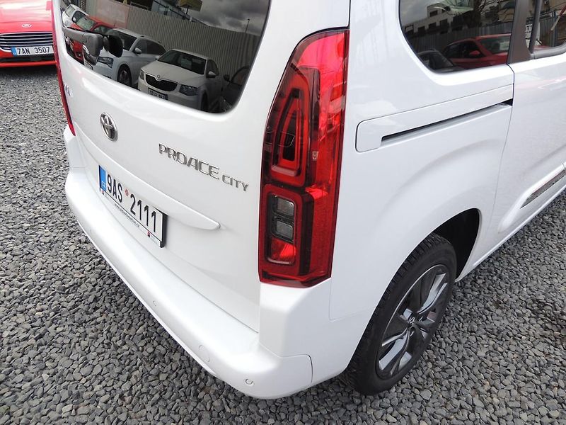Toyota ProAce City Verso (2023) 1.2T,81kw,Family,7míst,1maj.ČR - fotka 14 z 76
