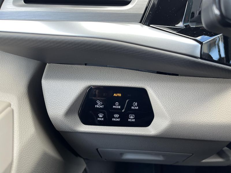 Volkswagen Multivan LONG 2.0TDI LIFE 7DSG 110kW - fotka 15 z 27