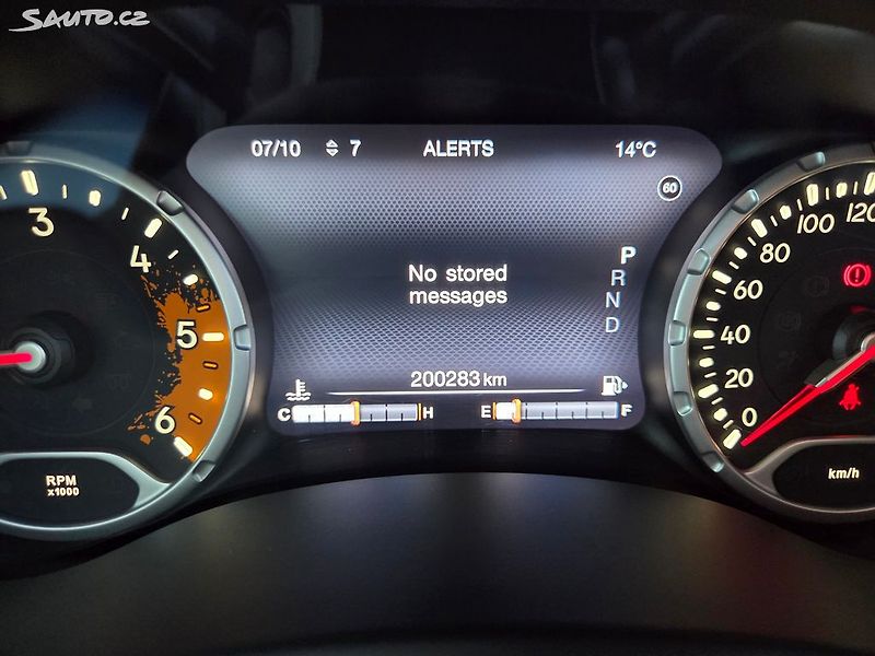 Jeep Renegade (2015) 2.0 CRD 4x4 Limited Aut Pano - fotka 31 z 43