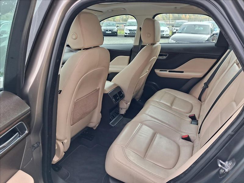 Jaguar F-Pace 2,0 132kw - fotka 9 z 15