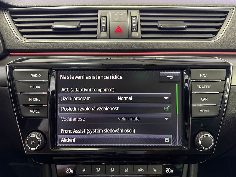 Škoda Superb 2.0TDI DSG 4X4 STYLE, ACC, PAN - fotka 16 z 27