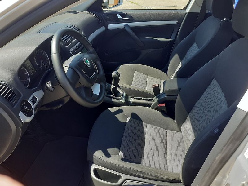Škoda Octavia (2011) 1.4 TSi AMBIENTE - fotka 12 z 35