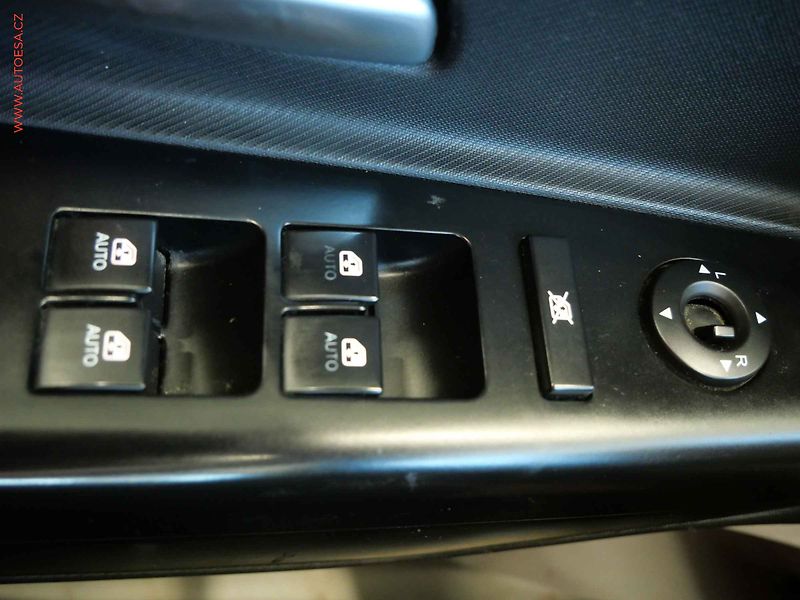 Toyota Auris (2010) 1.6VVTI, ČR, autoAC - fotka 14 z 19