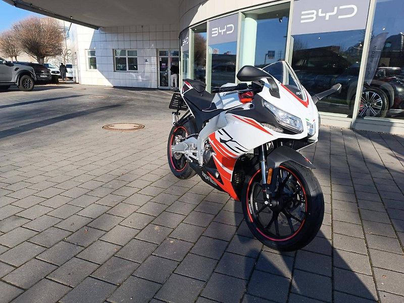 Aprilia RS 125 (2025) Kingsnake White (sleva 10.000. - fotka 2 z 11