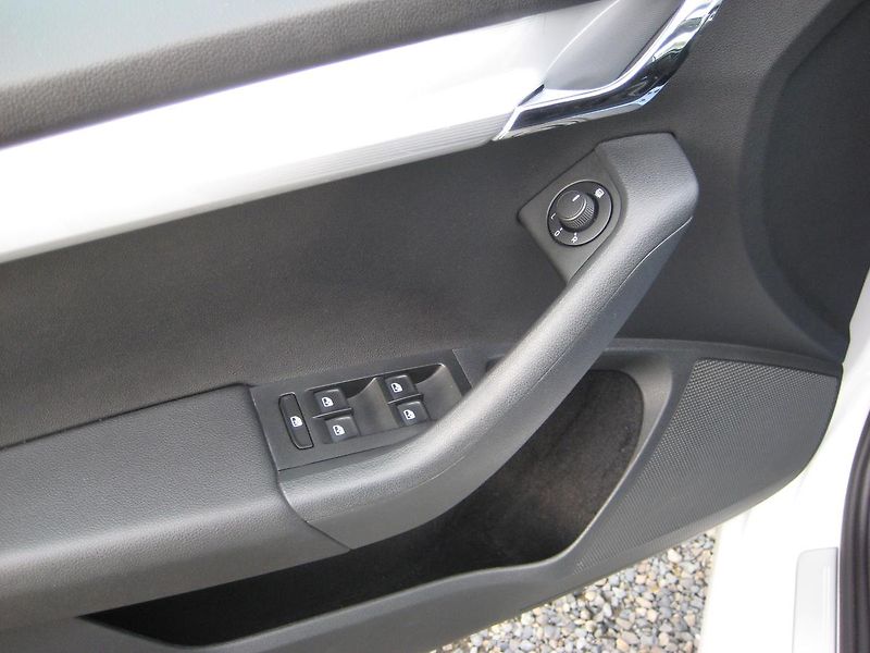 Škoda Octavia 1.4i CNG STYLE 1.maj DPH! ČR! - fotka 28 z 33
