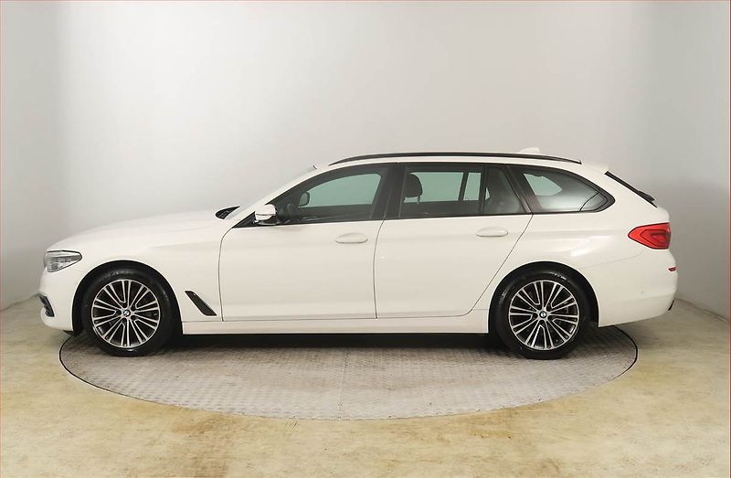BMW Řada 5 (2019) Sport Line 530d xDrive - fotka 3 z 26