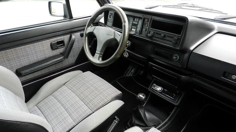 Volkswagen Golf MK1 cabrio 1.8i 70 kW KARMANN - fotka 13 z 24