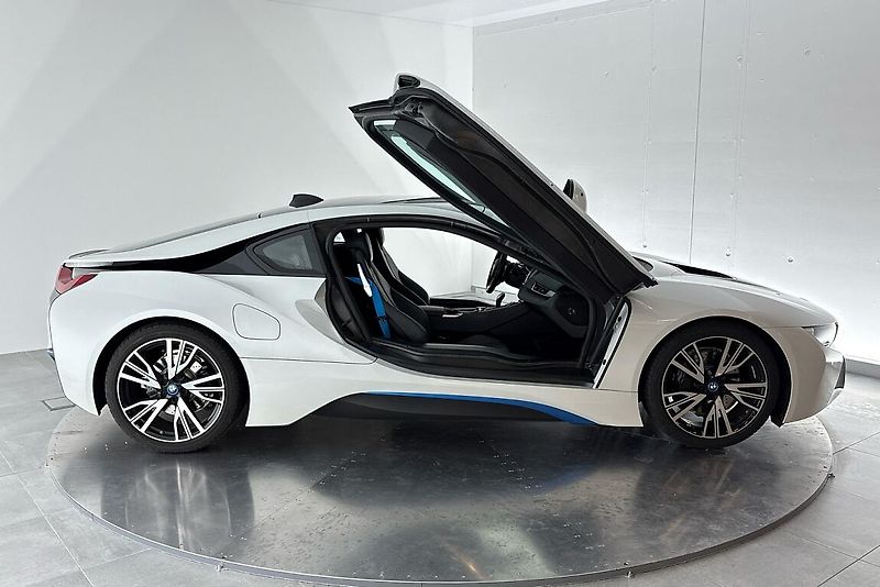BMW i8 Coupé - fotka 31 z 34