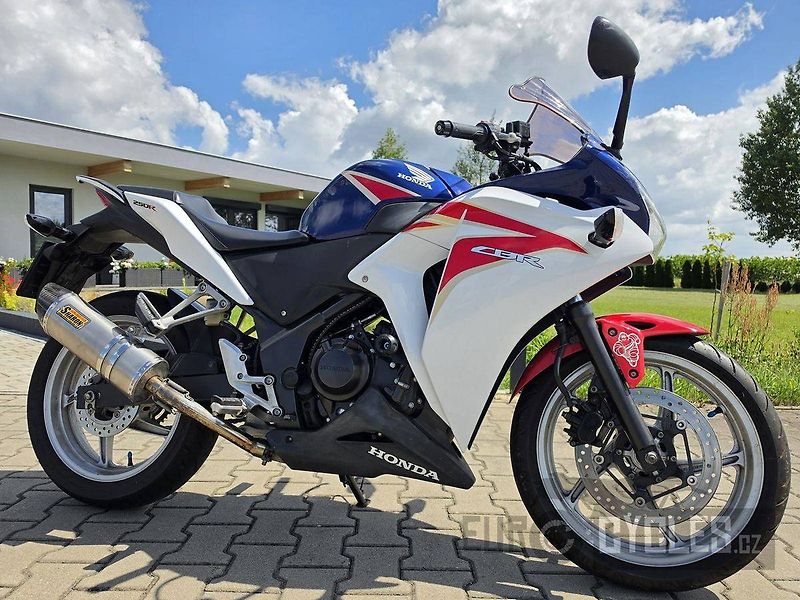 Honda CBR 250 R (2011) - fotka 1 z 13