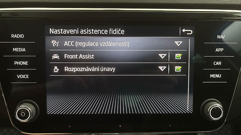 Škoda Superb 2.0 TDI DSG Style Combi - fotka 24 z 27