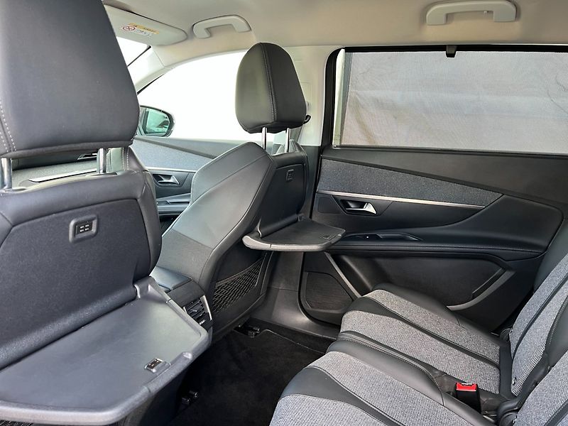 Peugeot 5008 (2019) 1.2PT 96kW ALLURE+ 7-míst - fotka 17 z 38