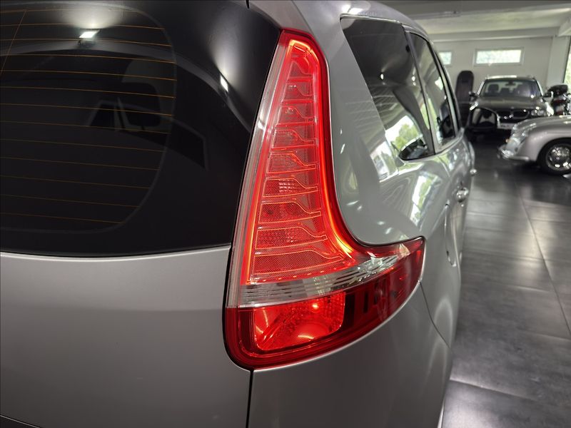 Renault Grand Scénic 1,5   DCI AUTOMAT NAVI ČIDLA - fotka 29 z 36