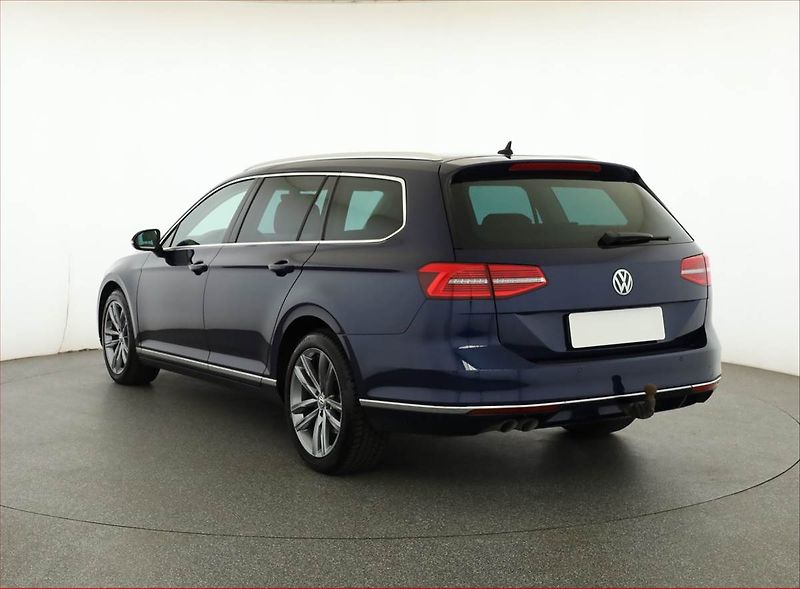Volkswagen Passat (2017) 2.0 TDI, Automat, Kůže, Navi - fotka 4 z 21