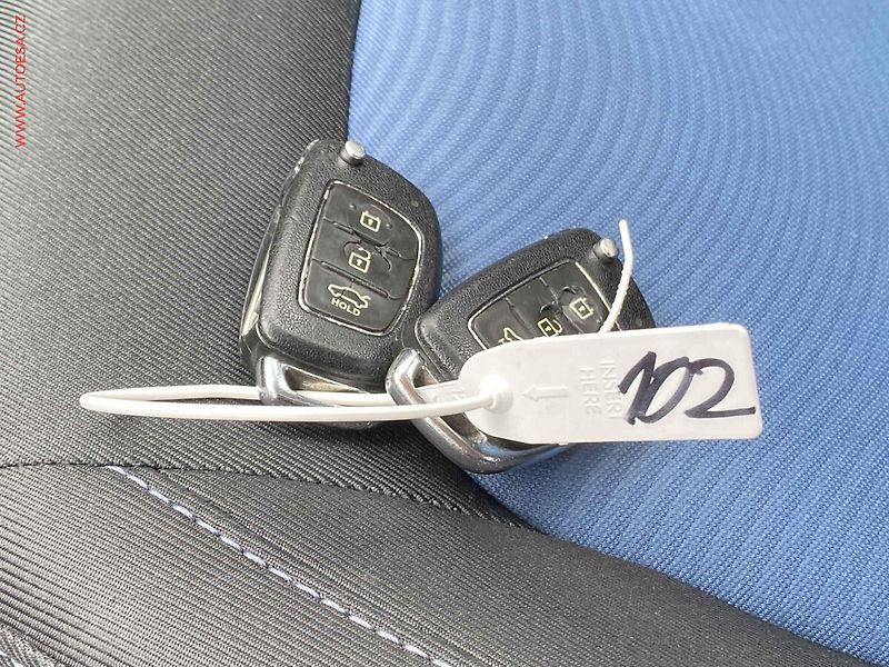 Hyundai i10 (2015) 1.0i, AC, park.asist - fotka 17 z 17