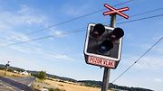Jak se správně chovat na železničních přejezdech a jejich okolí patří mezi ty nejzákladnější znalosti, které si každý musí z autoškoly odnést a nikdy nezapomenout.