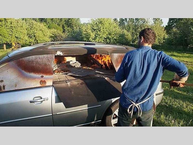 Pec na pizzu z Fordu Mondeo Combi.