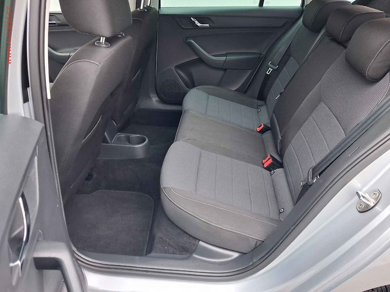 Škoda Rapid (2014) 1.6 TDi, Elegance, xenon - fotka 10 z 17