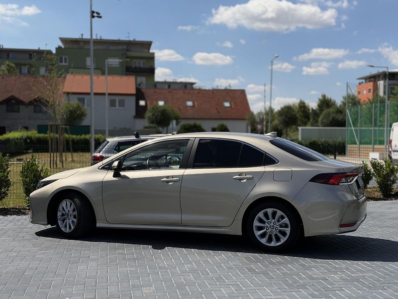 Toyota Corolla (2022) 1.8 90 kW hybrid / sedan - fotka 3 z 22