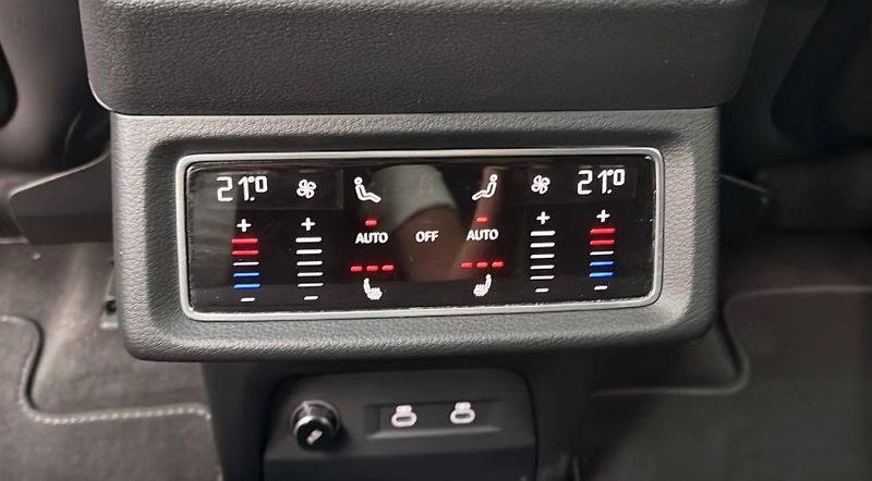 Audi Q8 e-tron 55 Q S-Line 360k Pano Tažné - fotka 26 z 26