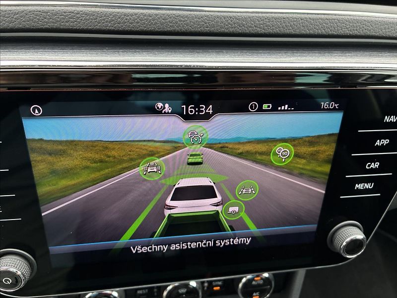 Škoda Superb 2,0 STYLE,PANORAMA,TAŽNÉ,LED - fotka 32 z 36