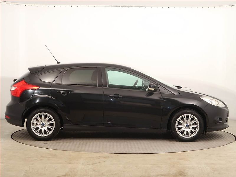Ford Focus (2012) 1.6 i, Vyhř. sedaček - fotka 6 z 14