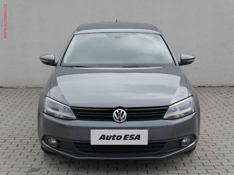Volkswagen Jetta (2012) 1.2TSi, ČR, AAC, tempo - fotka 2 z 17
