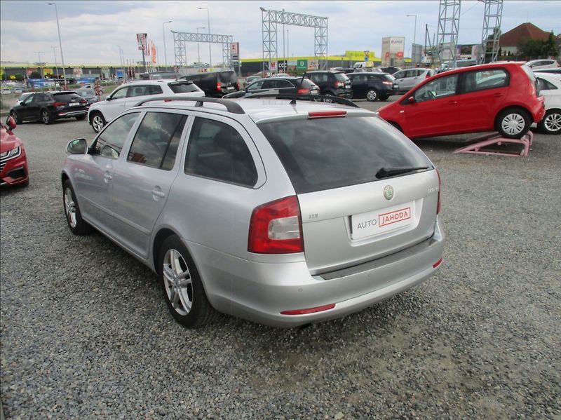 Škoda Octavia 1,6 TDI, aut. klima, servis - fotka 8 z 20