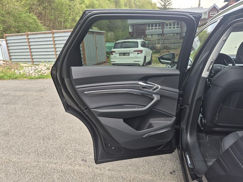 Audi e-tron 50 QUATTRO 230kw 20ALU SOH100% - fotka 33 z 45