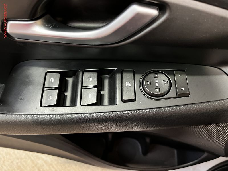 Hyundai i30 (2018) 1.4 T-GDi, 1.maj,ČR, Trikolor - fotka 12 z 16