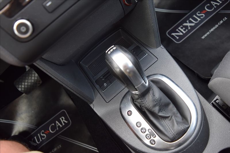 Volkswagen Touran 1,4 i 103KW AUTOMAT TAŽNÉ NAVI - fotka 32 z 44