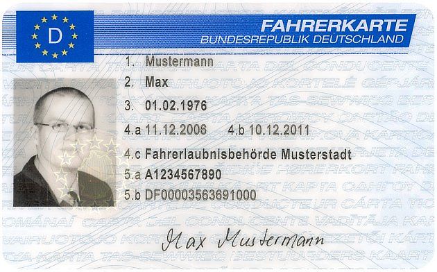 K digitálnímu tachografu patří karta řidiče, na kterou se ukládají údaje potřebné pro kontrolu pracovní doby a odpočinku. Její vyřízení není záležitost na pár minut, proto se dopravcům vyplatí řešit povinnost s předstihem., zdroj: Federal Republic of Germany/Wikimedia (Volné dílo)