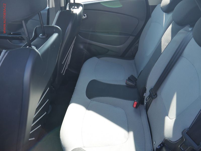 Renault Captur (2016) 1.2 TCe, AT, park.asist - fotka 10 z 15