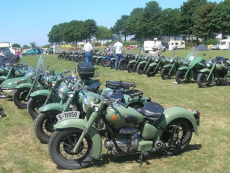 Motocykl Sunbeam S7 De Luxe z roku 1950 na akci Hebden Bridge Vintage Weekend v roce 2012.