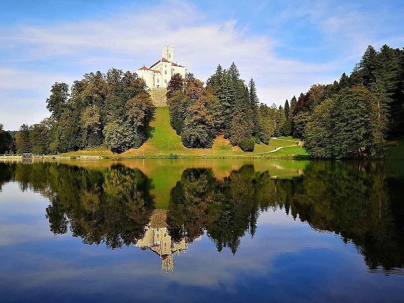Hrad vznikl rozšířením malé strážní pevnosti ze 13. století.
