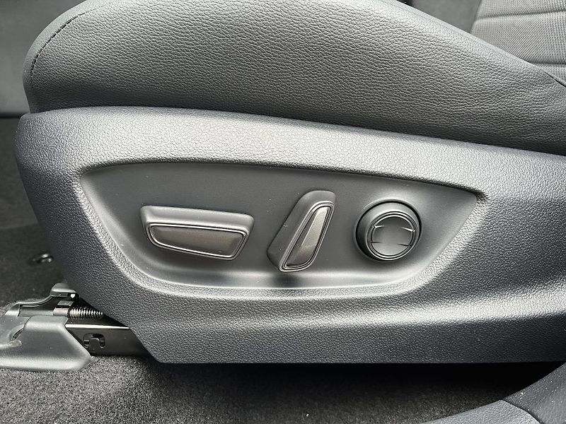 Toyota C-HR 2.0L PHEV Executive - fotka 23 z 26