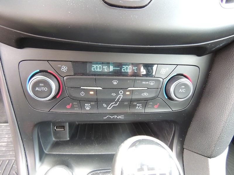 Ford Focus (2017) 1.5TDCi,70kw,výbava,ČR,1maj. - fotka 24 z 43