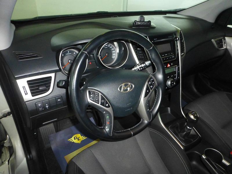 Hyundai i30 (2013) 1,6CRDI*ALU**VYHŘ.SED***KAMERA - fotka 11 z 25
