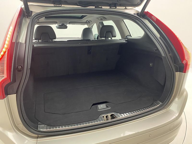 Volvo XC60 D4 AWD SUMMUM AUT  - fotka 6 z 42